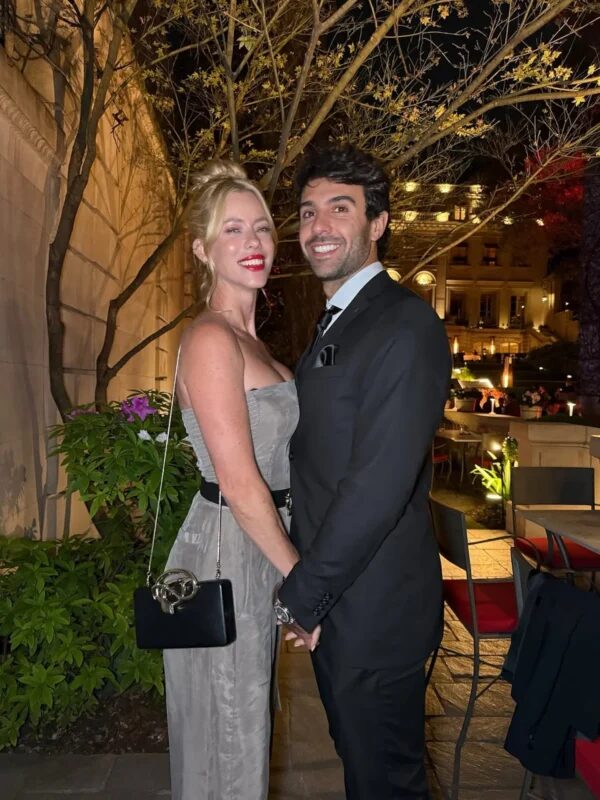 Manu Urcera y Nicole Neumann posando juntos en un evento nocturno