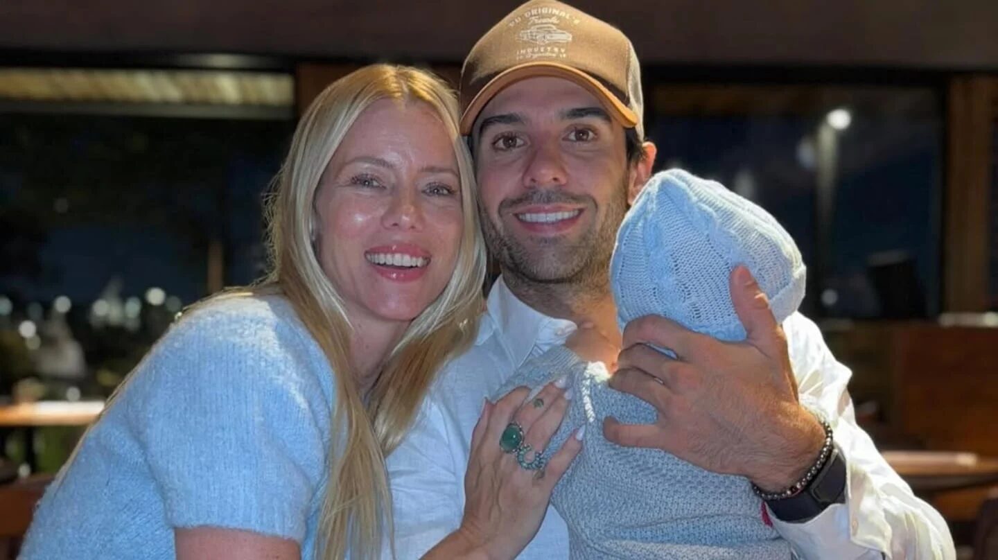 Manu Urcera y Nicole Neumann posando juntos con un niño en brazos