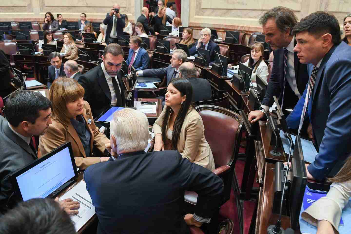 Reunión de senadores de La Libertad Avanza en la Casa Rosada