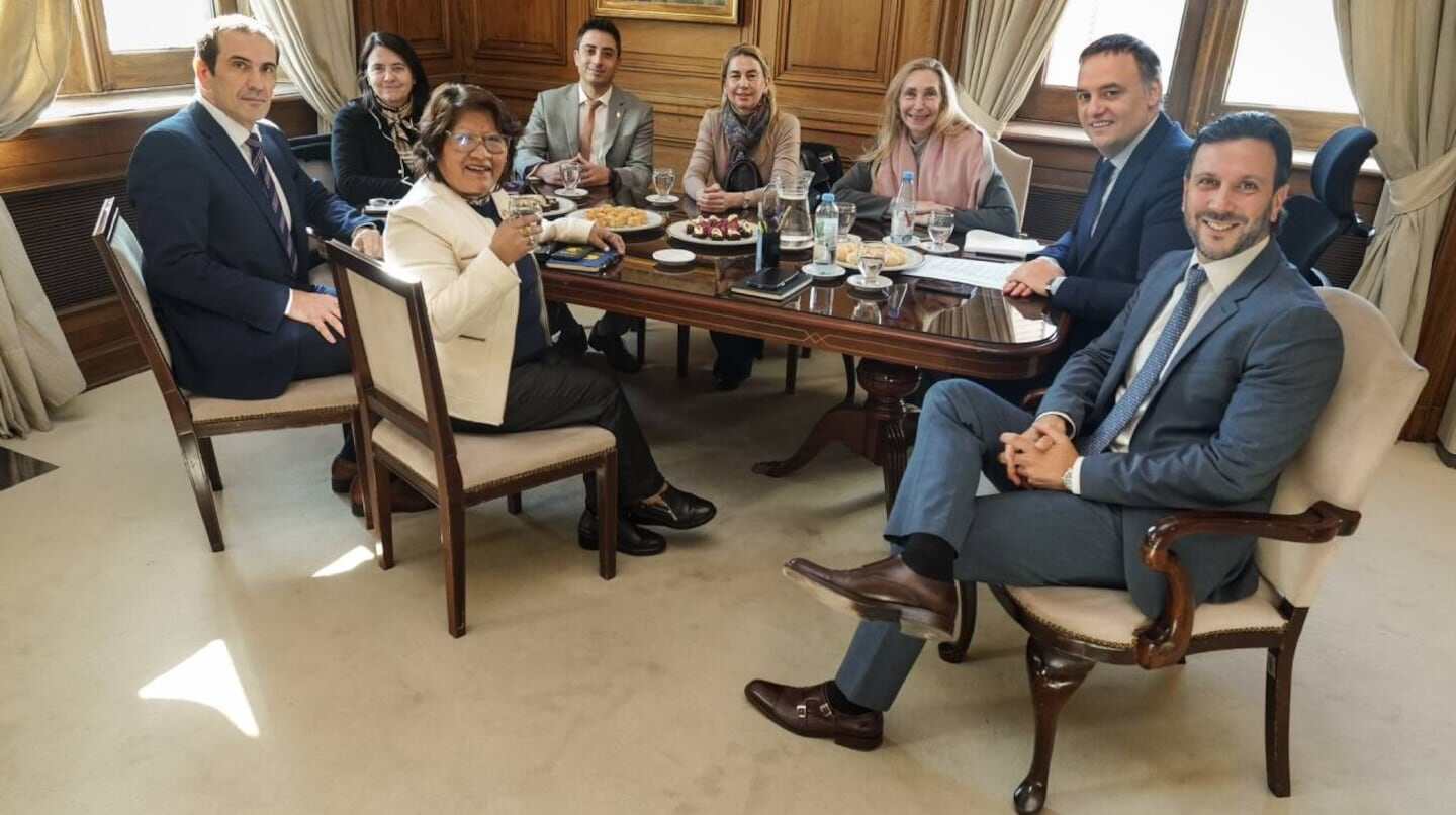 Manuel Adorni y senadores de La Libertad Avanza en reunión en el Congreso argentino
