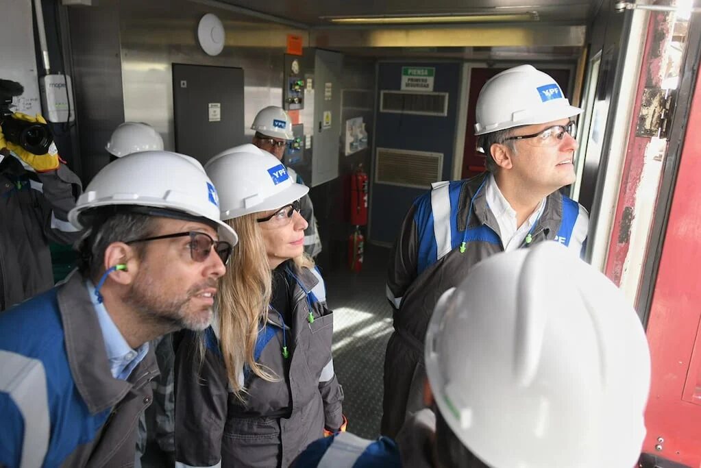 Manuel Adorni durante una visita a YPF