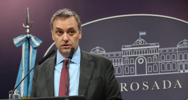 Manuel Adorni renuncia como jefe de Gabinete en un contexto de crisis política