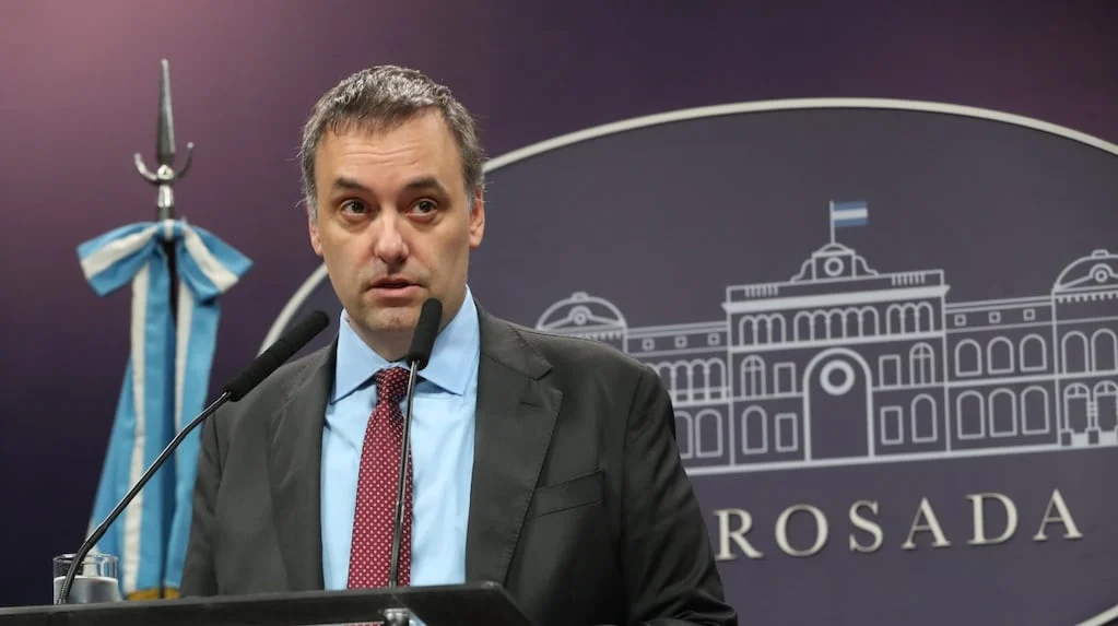 Manuel Adorni renuncia como jefe de Gabinete en un contexto de crisis política