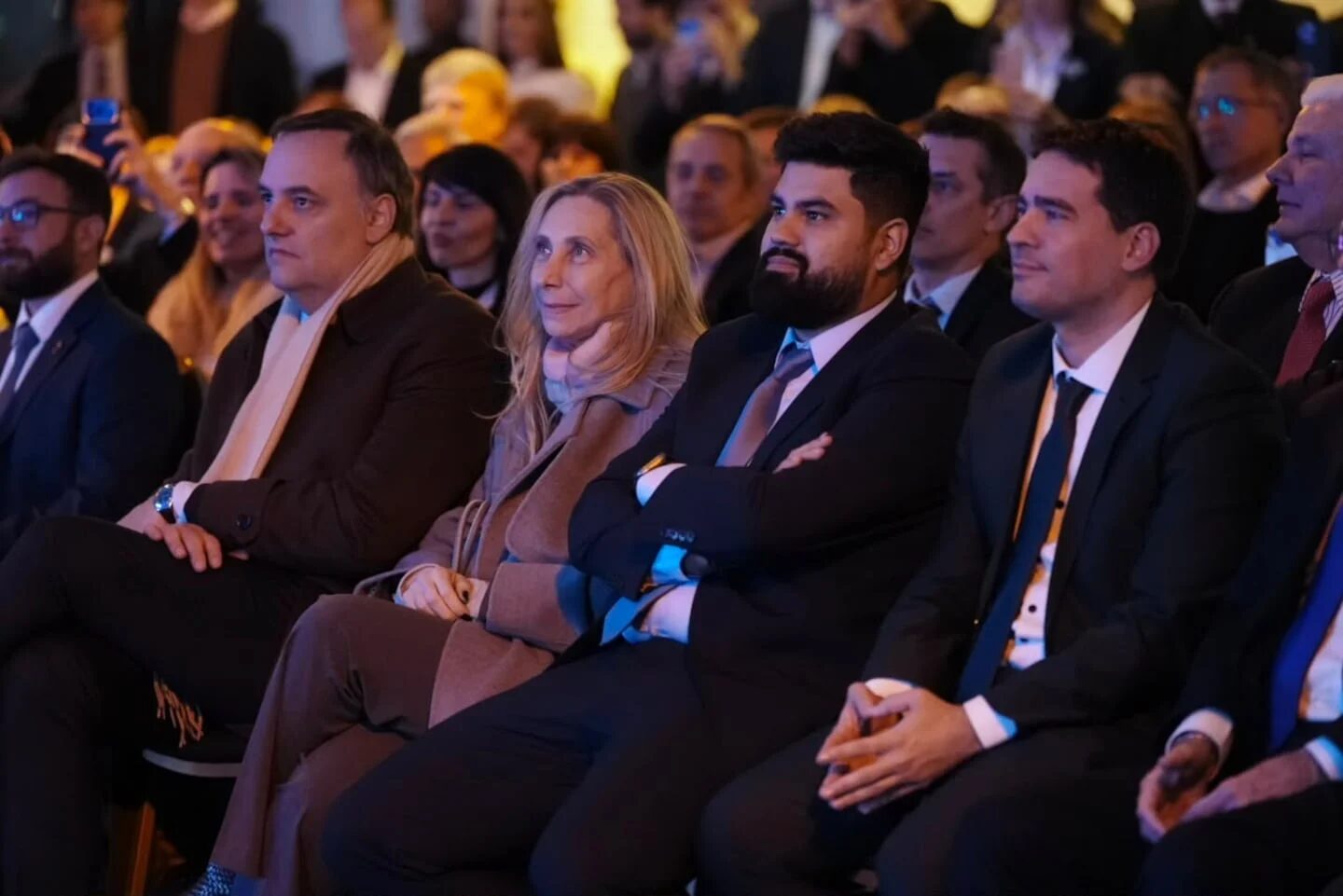 Manuel Adorni y otros funcionarios en un evento público