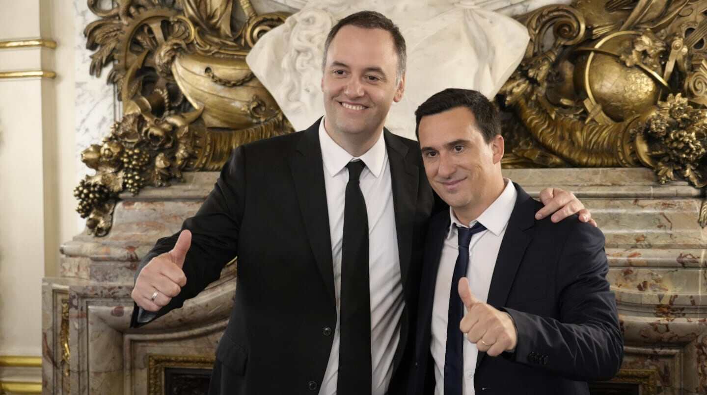Manuel Adorni y Adrián Ravier posan con pulgares arriba en la Casa Rosada