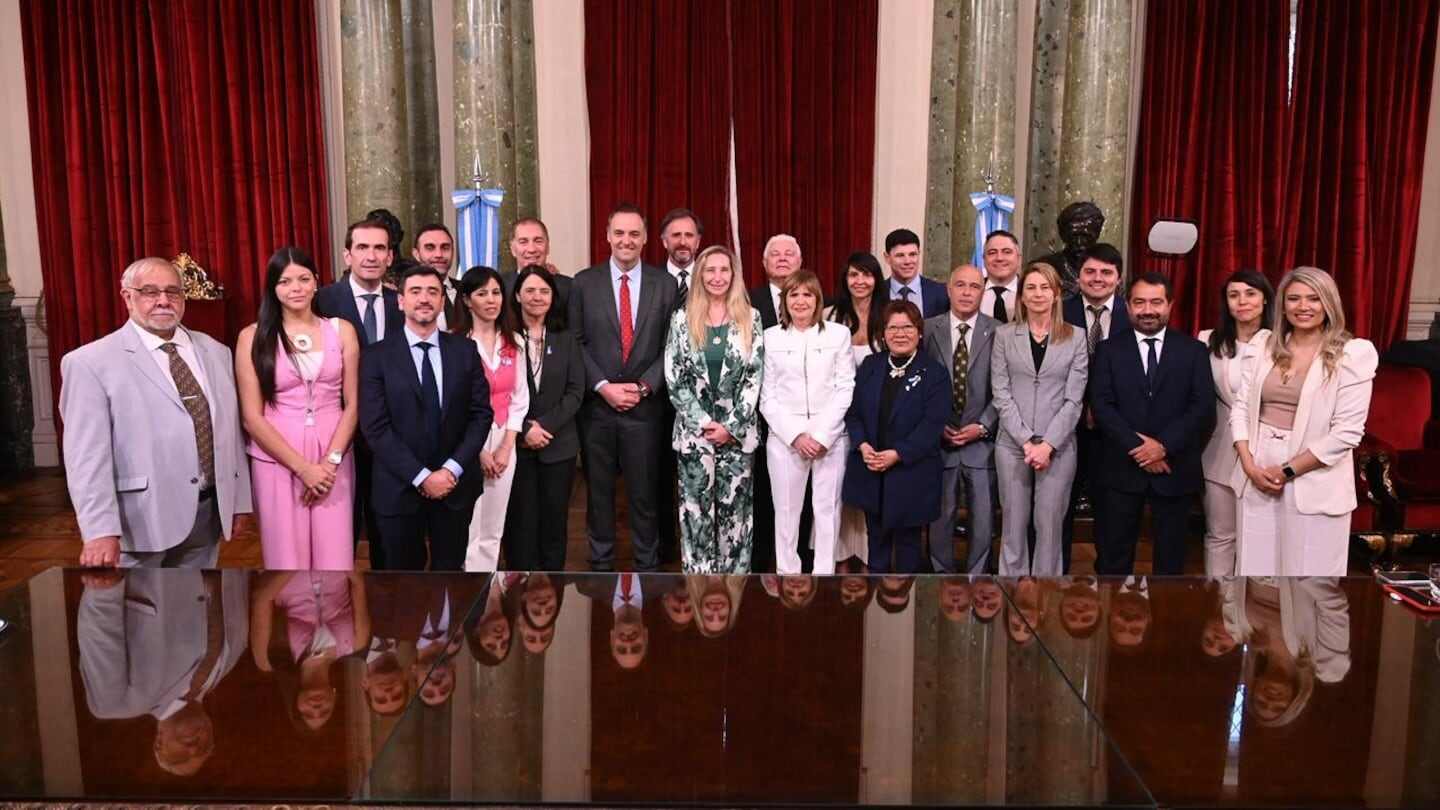 Reunión de Manuel Adorni con senadores de La Libertad Avanza en Casa Rosada
