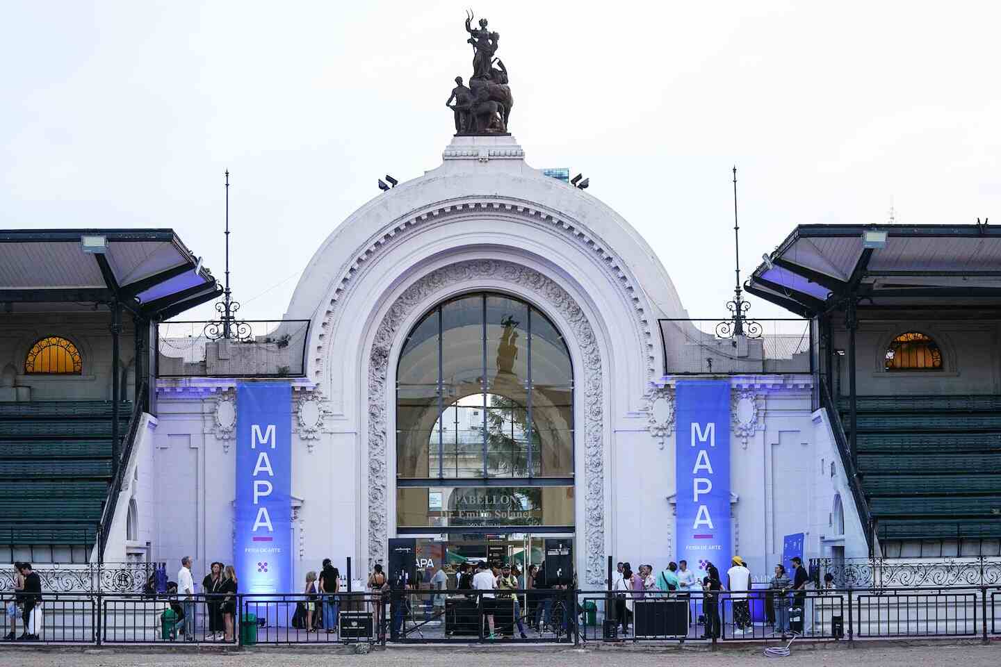 Entrada principal de la feria MAPA en La Rural, con banners azules y asistentes en la puerta