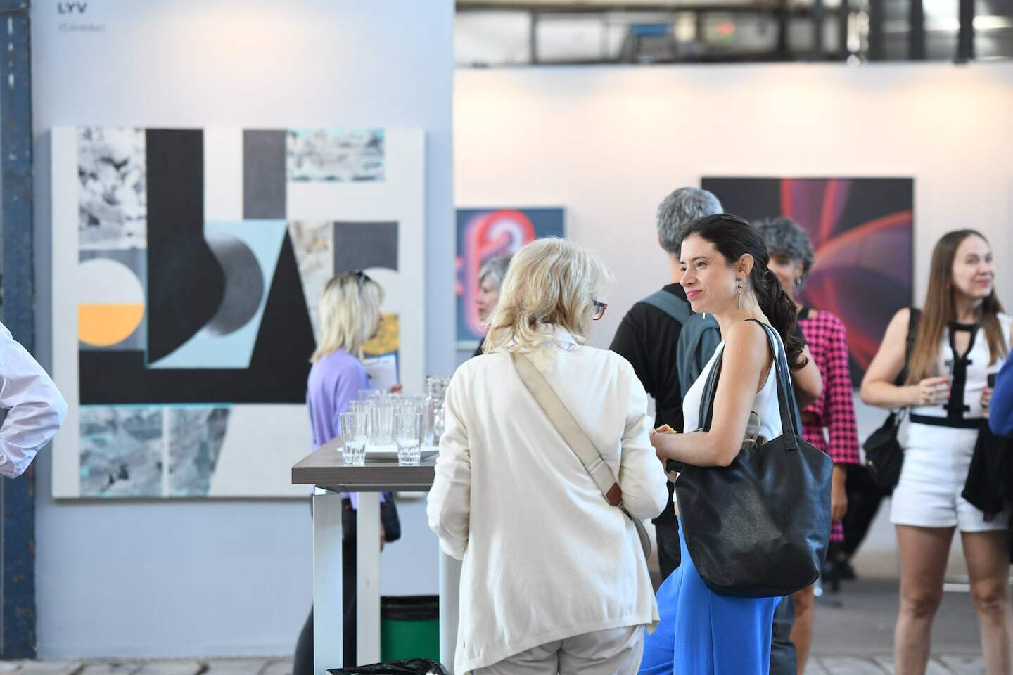 Visitantes interactuando en la feria de arte MAPA en La Rural