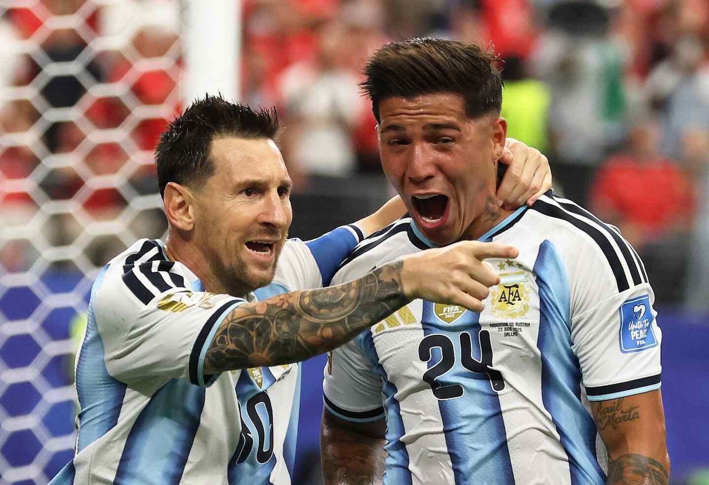 Marc Cucurella y Lionel Messi celebran un gol durante un partido de la selección argentina