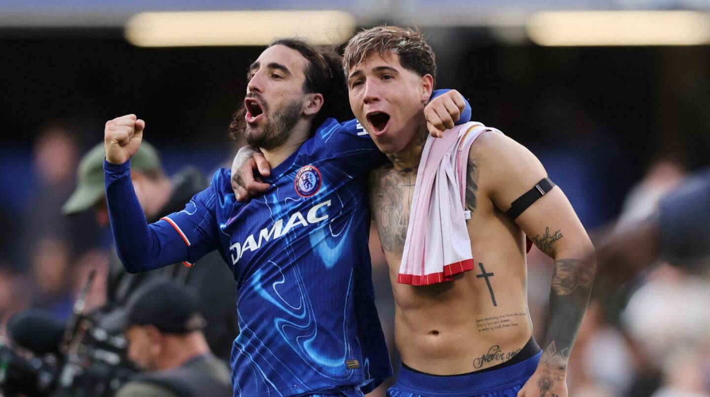 Marc Cucurella y Enzo Fernández celebrando en el campo de juego