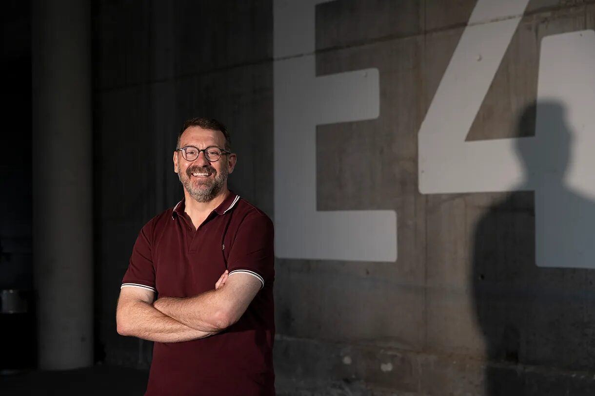 Marc Sala posando frente a una pared con el número E4 en un ambiente urbano