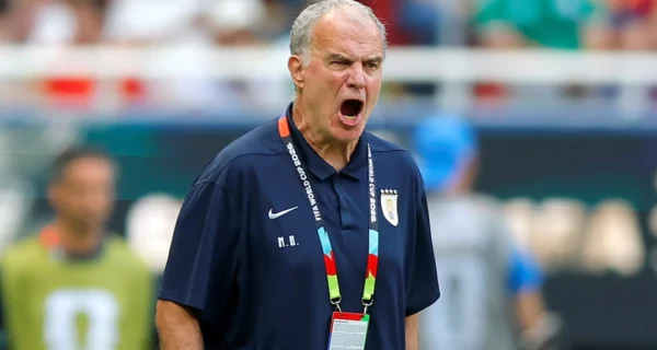 Marcelo Bielsa en conferencia de prensa tras la eliminación de Uruguay