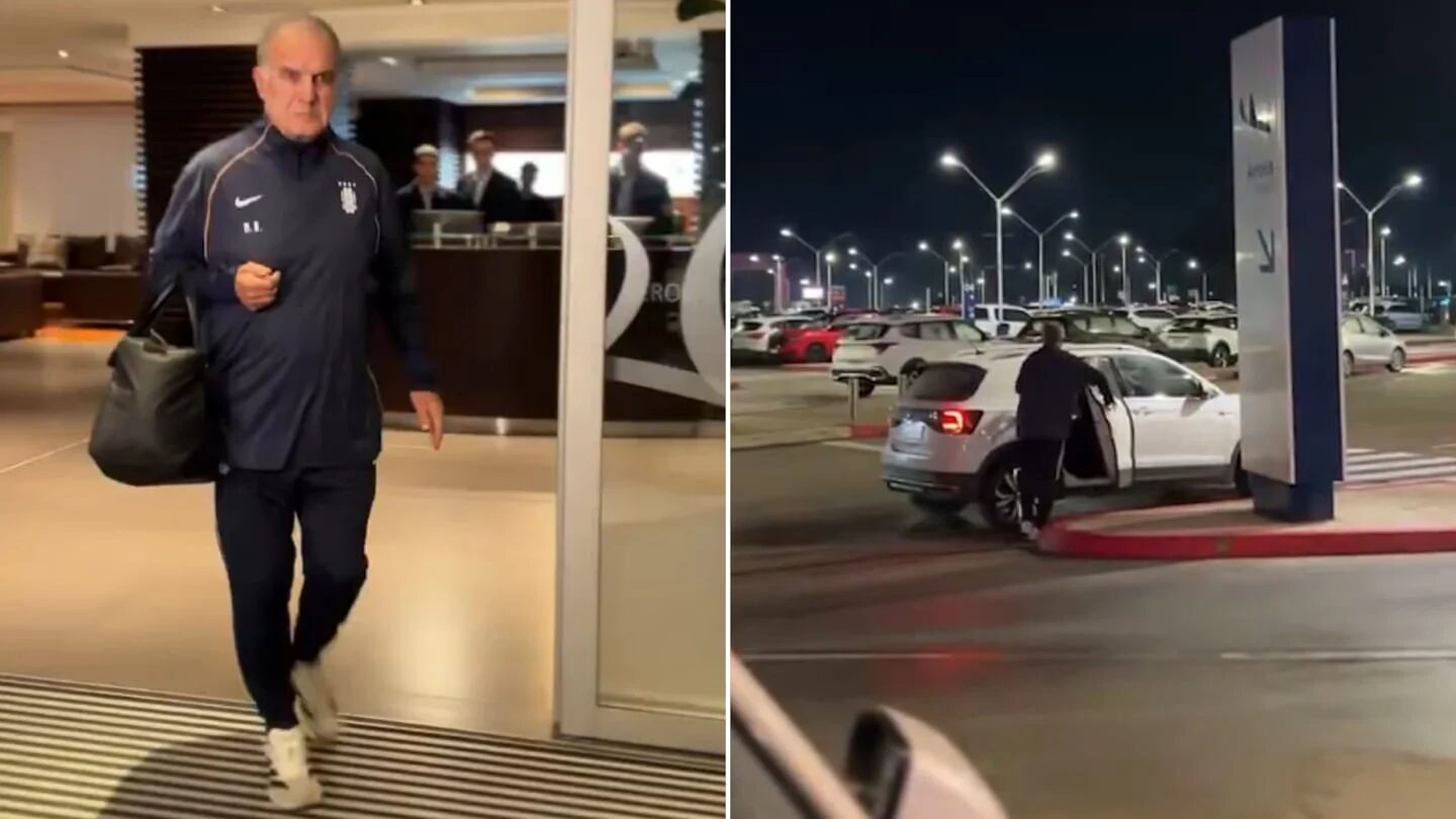 Marcelo Bielsa llegando al aeropuerto de Uruguay tras la eliminación del Mundial 2026