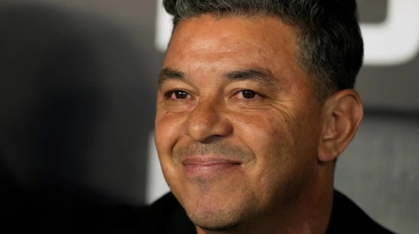 Marcelo Gallardo sonriente en un evento público