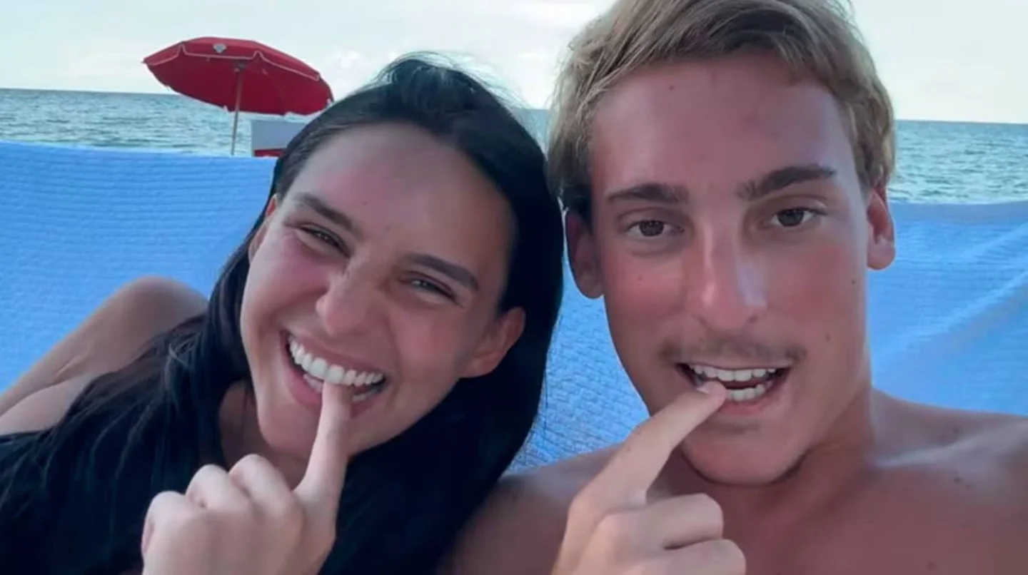 Juana Tinelli y Bautista Cuiña sonríen en la playa, mostrando sus dientes