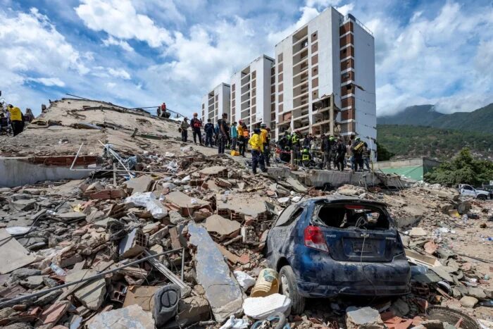 Destrucción causada por terremotos en Venezuela con un edificio colapsado y un coche dañado