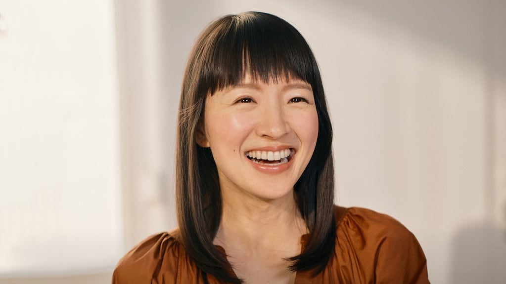 Marie Kondo reflexionando sobre el bienestar