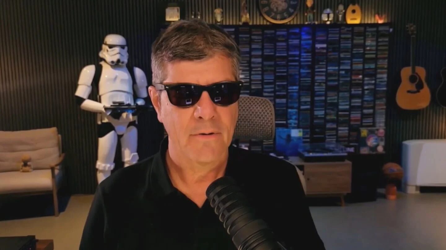 Mario Pergolini con gafas de sol en su estudio de grabación