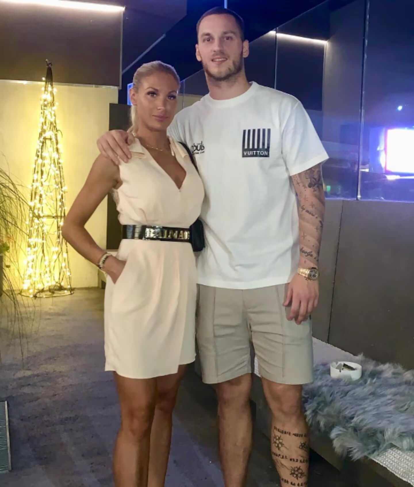 Marko Arnautovic posando junto a una mujer en un ambiente moderno