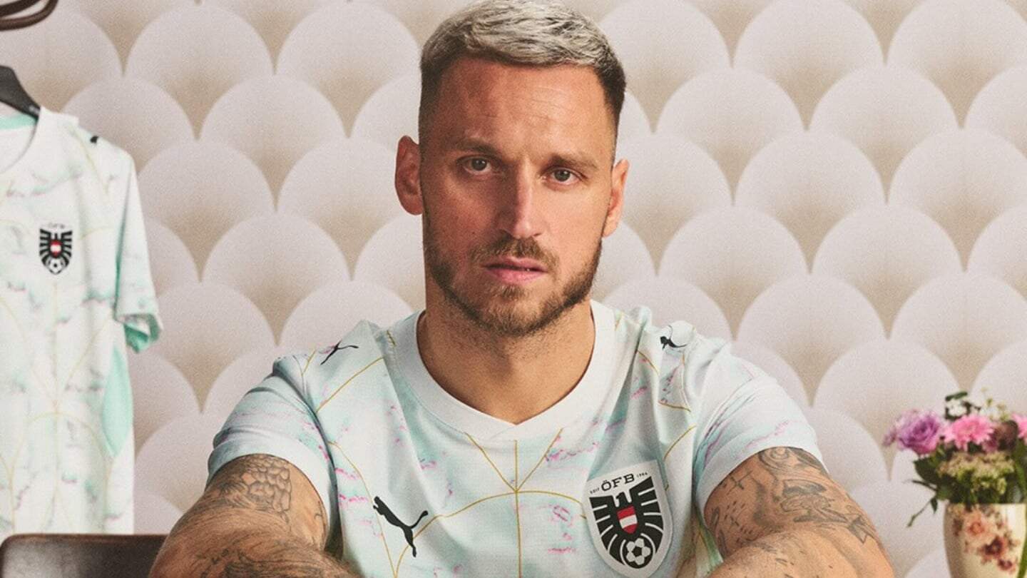 Marko Arnautovic posando con la camiseta de la selección de Austria