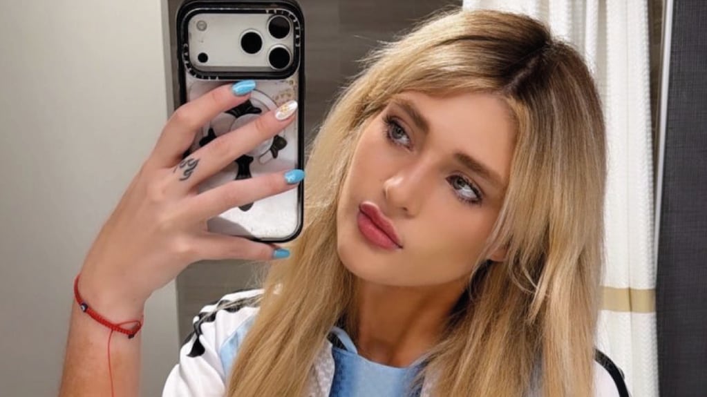 Marta Fort luciendo su manicura mundialista en Kansas