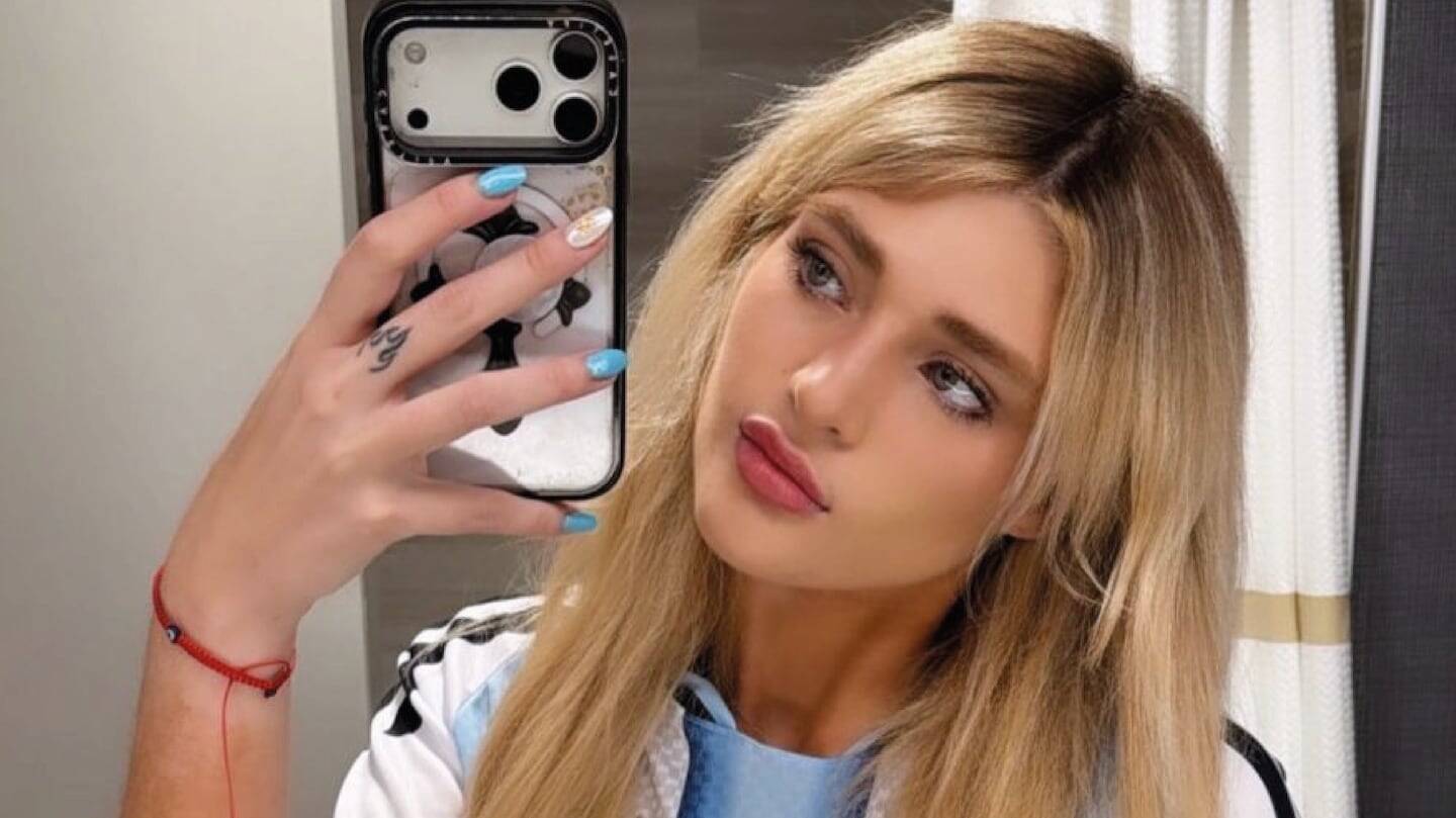 Marta Fort tomando una selfie en un espejo con un teléfono móvil