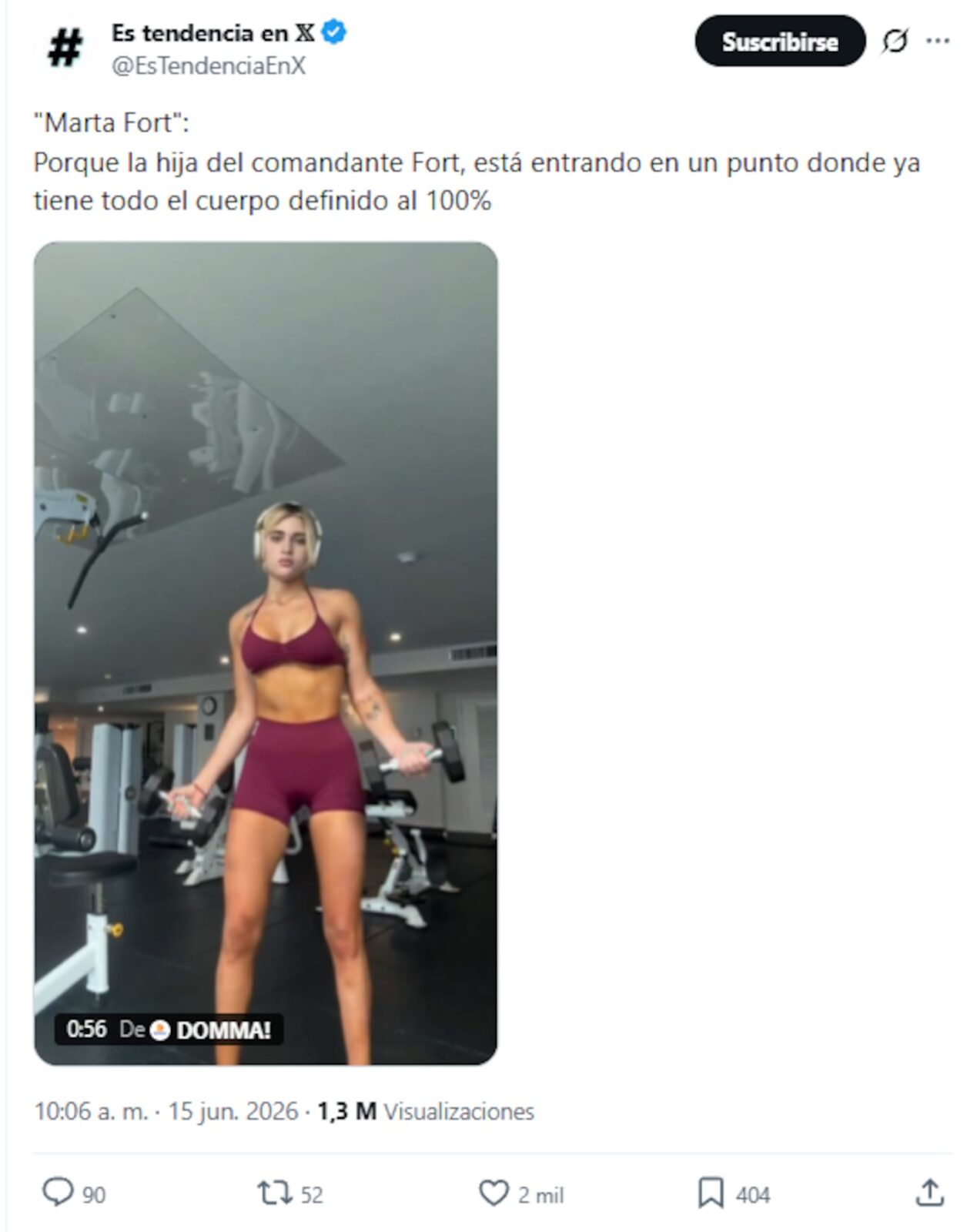 Marta Fort en un gimnasio, levantando pesas con ropa deportiva