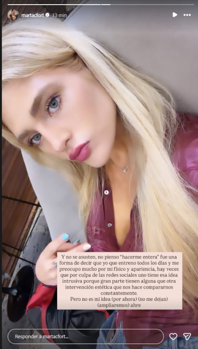Marta Fort en un selfie con expresión pensativa y un fondo desenfocado
