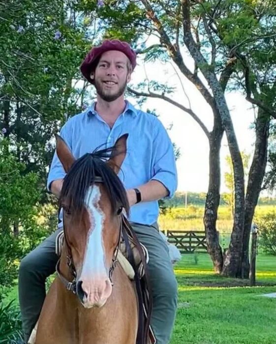 Mateo Hünicken montando a caballo en un entorno rural
