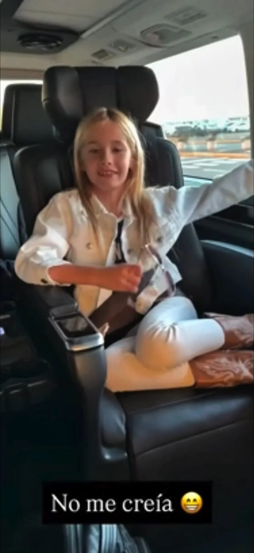 Matilda Salazar sonríe en un vehículo mientras viste un atuendo moderno