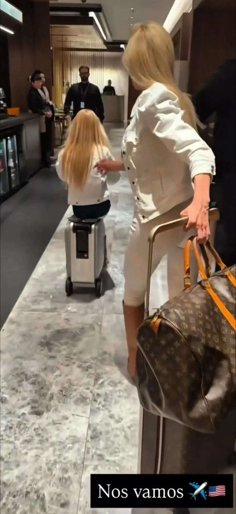 Luciana Salazar empuja la maleta de su hija Matilda en un hotel mientras se preparan para un viaje a Miami