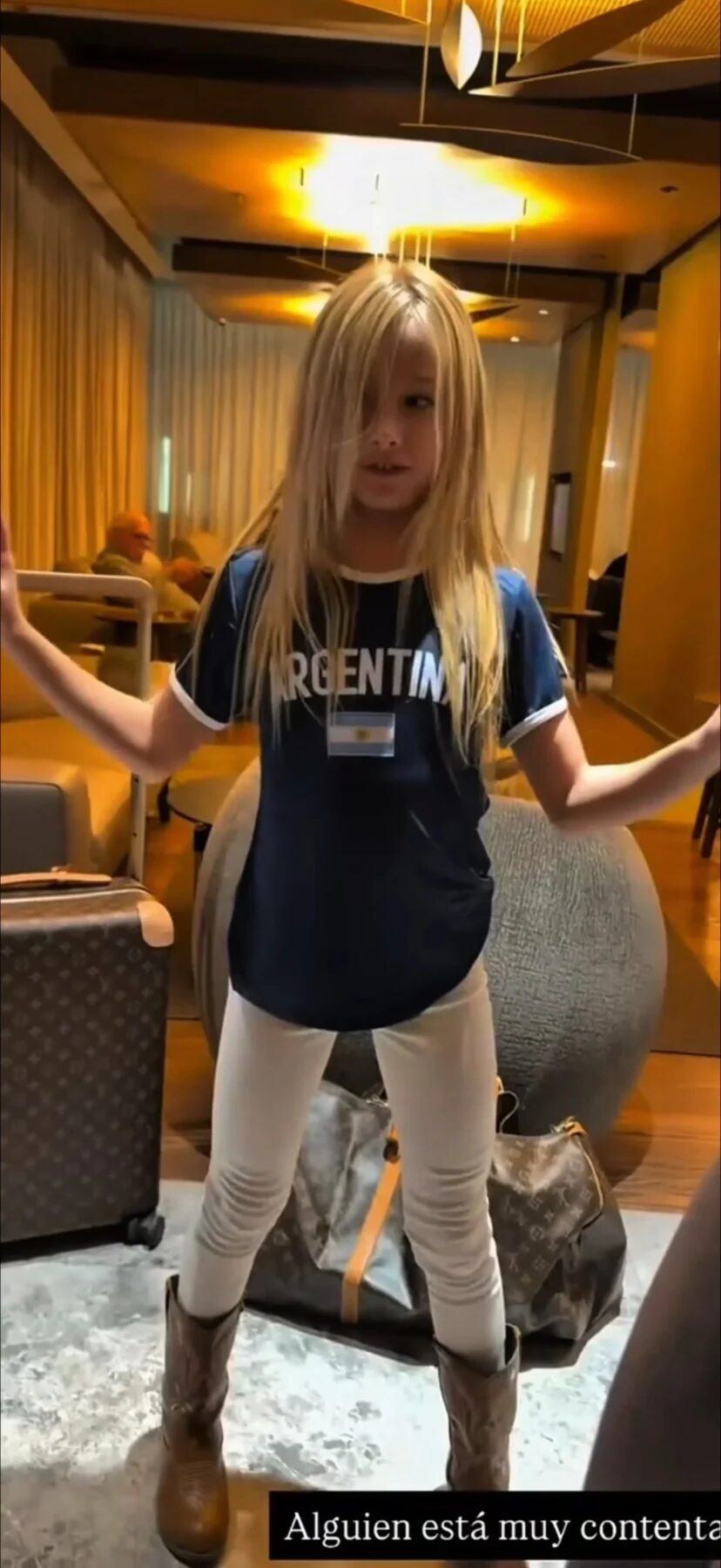 Matilda Salazar con camiseta de Argentina y pantalones blancos en un hotel