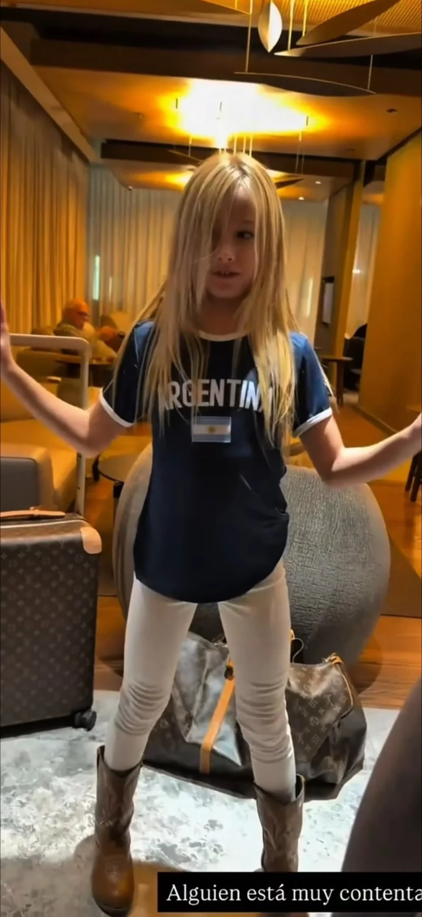 Matilda Salazar con camiseta de Argentina y pantalones blancos en un hotel