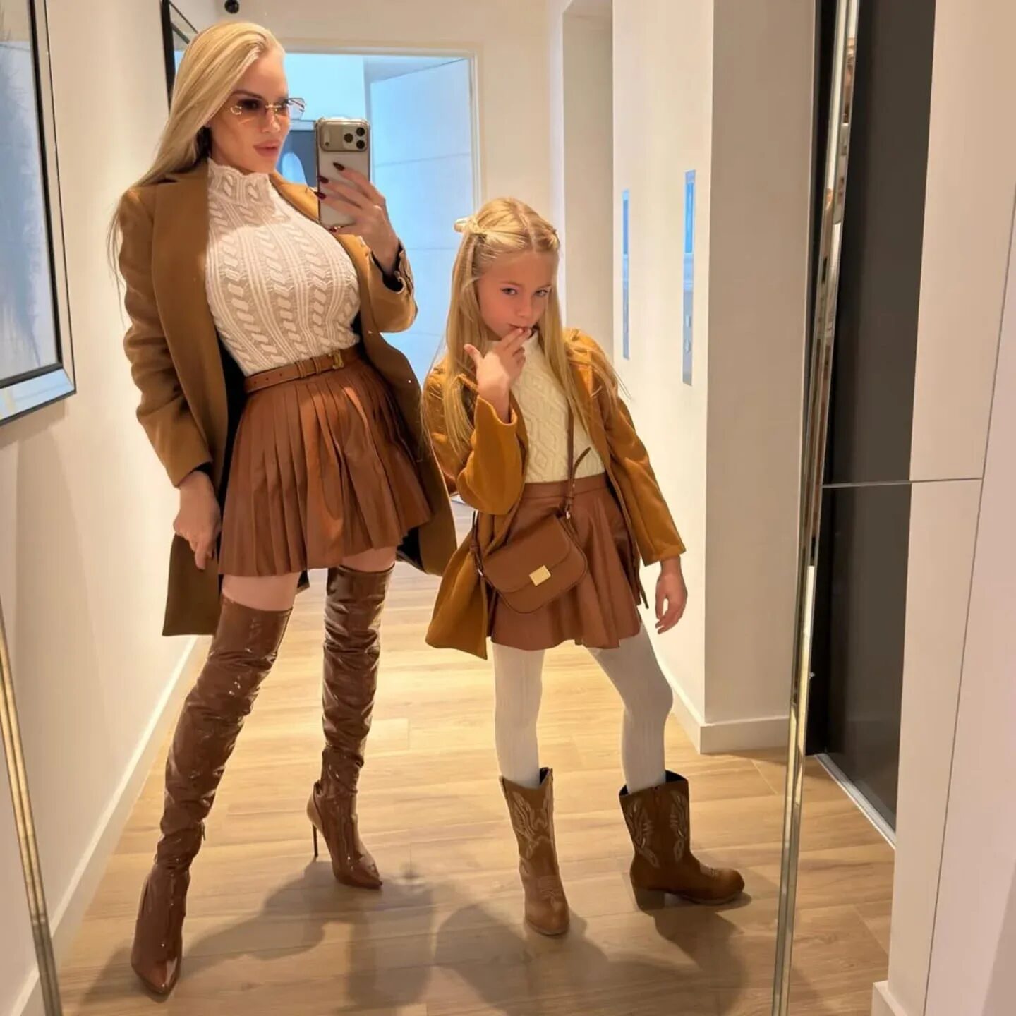 Matilda y Luciana Salazar posando con looks coordinados en un espejo