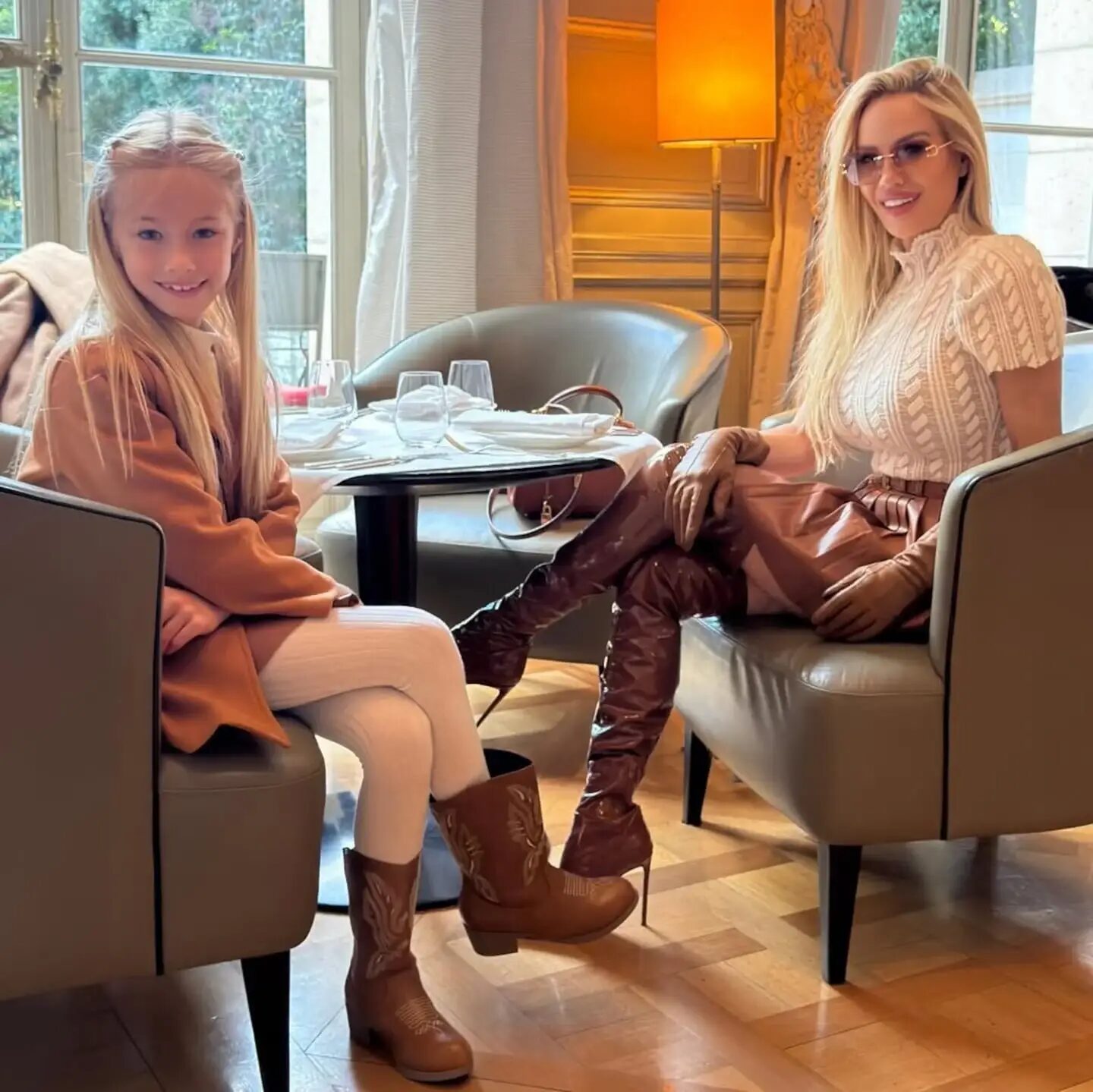 Matilda Salazar y Luciana Salazar posando en un restaurante con un look elegante