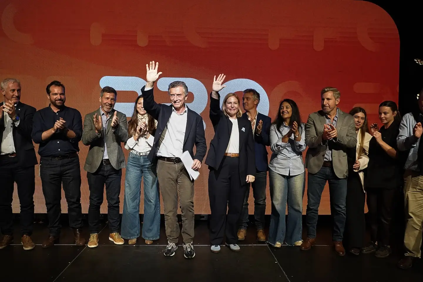 Mauricio Macri saluda al público en un evento en Mar del Plata con su equipo de apoyo