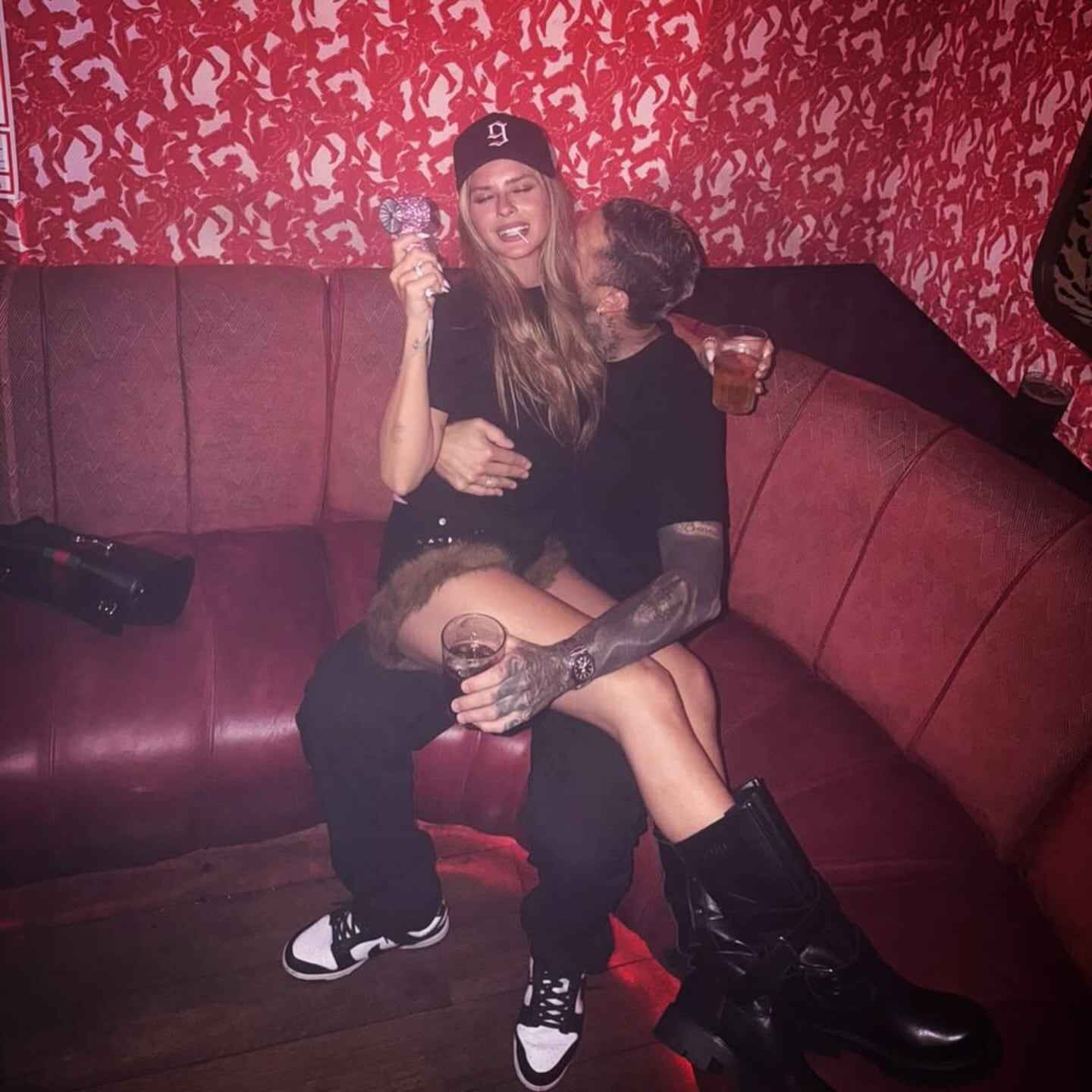 Mauro Icardi y China Suárez posando juntos en un ambiente íntimo con bebidas en la mano