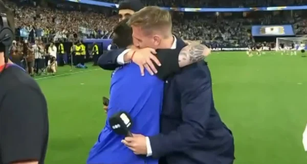 Maxi López abraza a Lionel Messi en el Mundial 2026