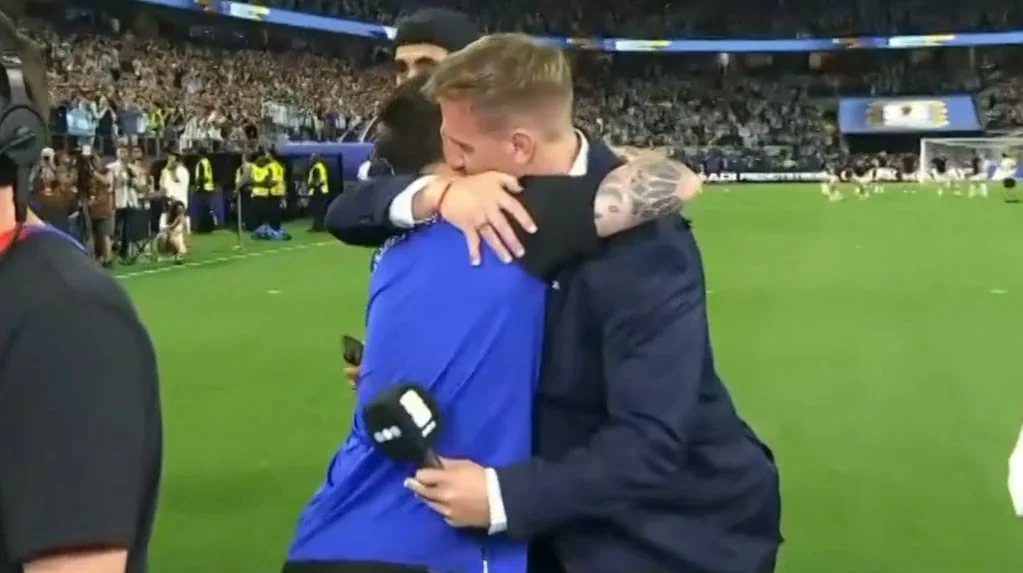 Maxi López abraza a Lionel Messi en el Mundial 2026