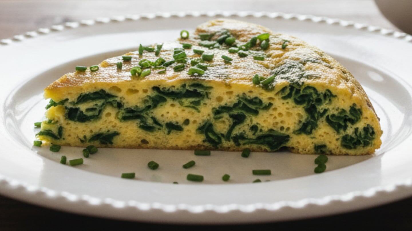 Tortilla de espinacas servida en un plato blanco