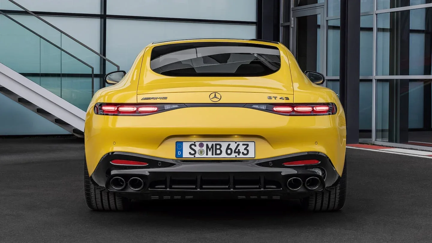 Vista trasera del Mercedes-AMG GT 43 en color amarillo