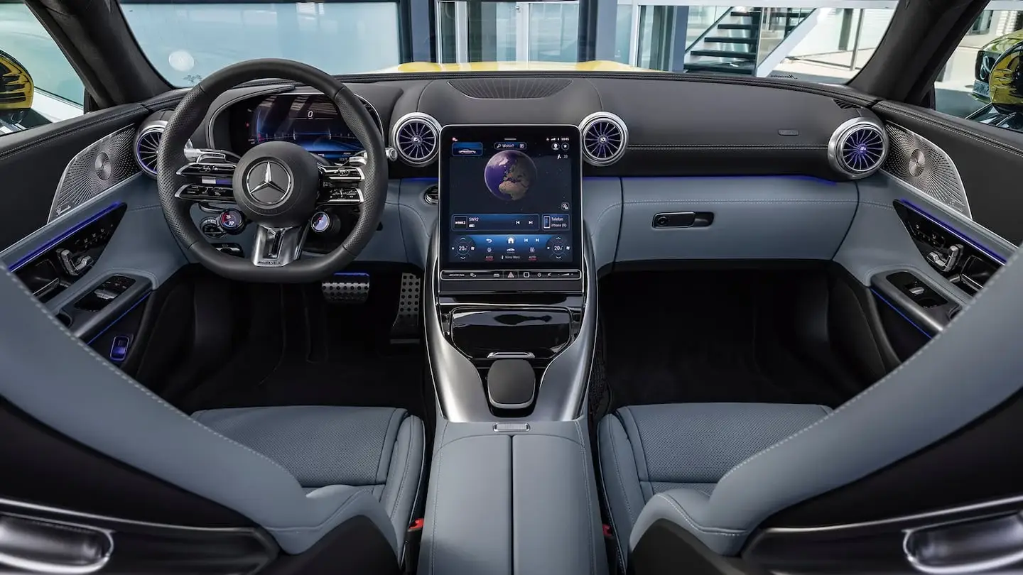 Interior del Mercedes-AMG GT 43 con detalles de diseño moderno y tecnología avanzada