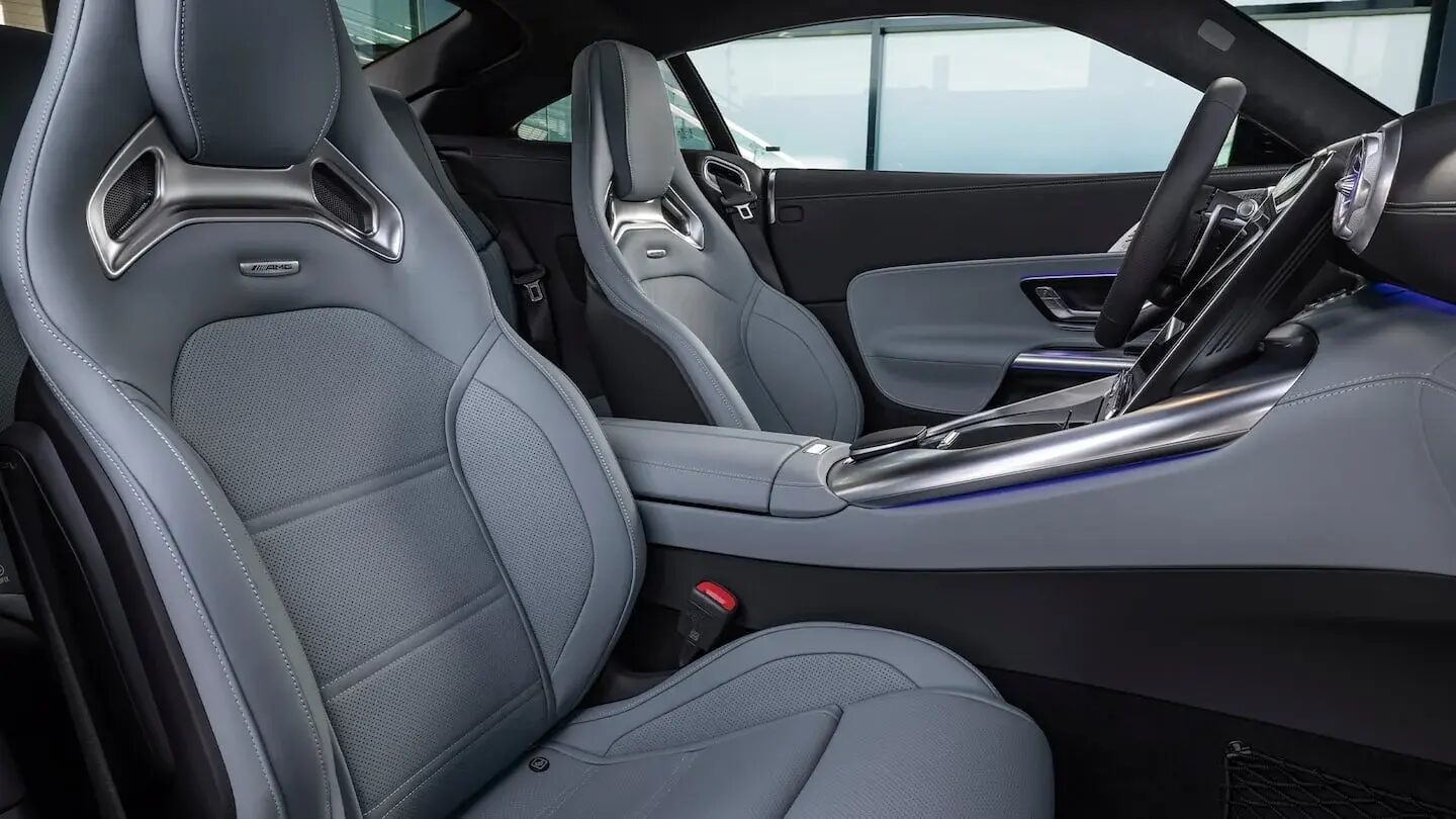 Interior del Mercedes-AMG GT 43 con asientos deportivos y detalles en cuero