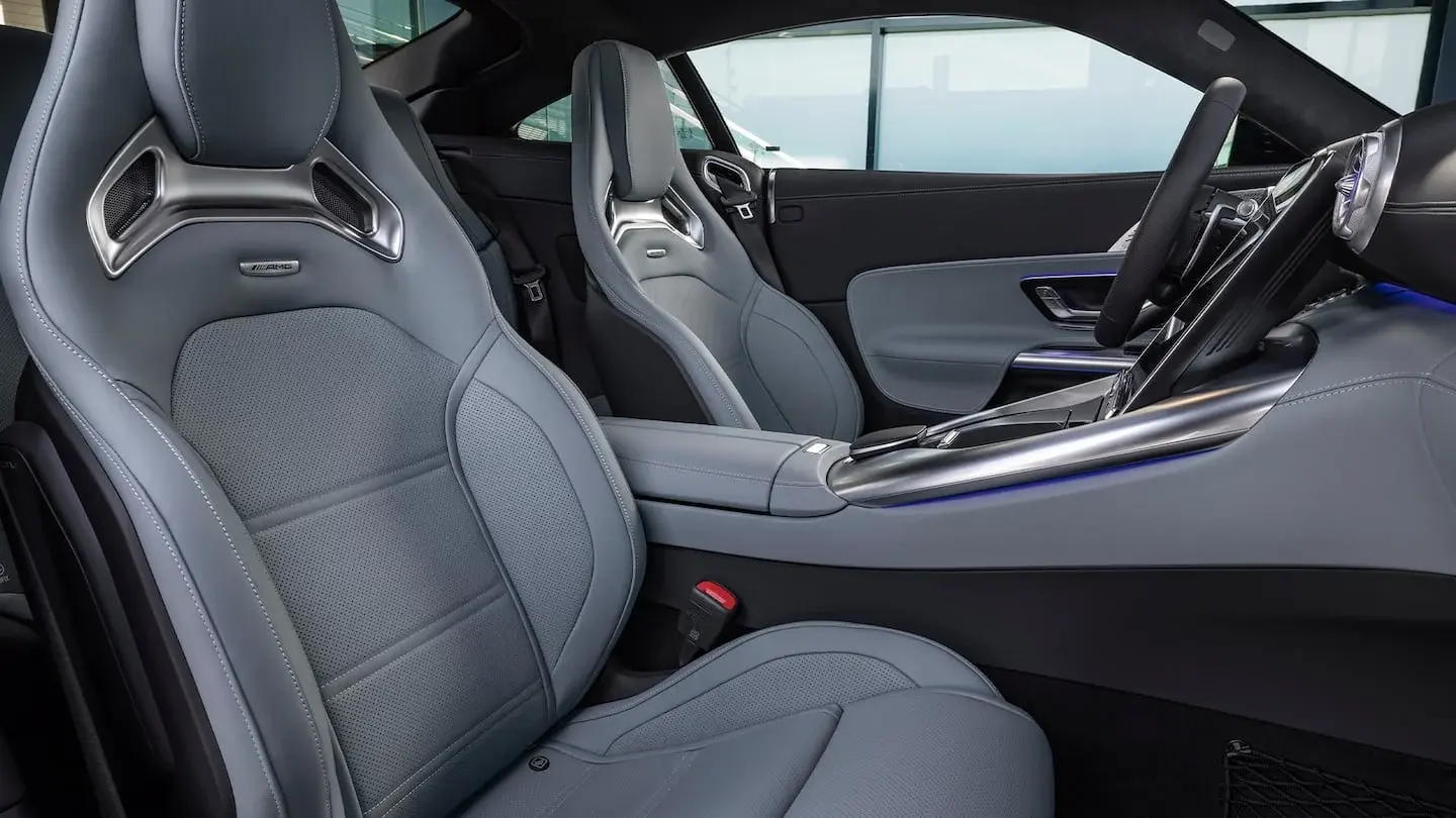 Interior del Mercedes-AMG GT 43 con asientos deportivos y detalles en cuero