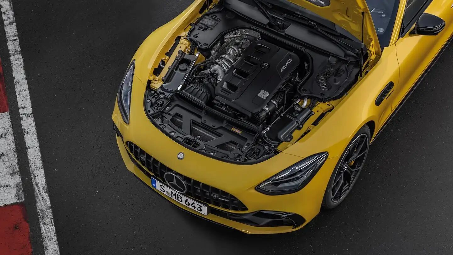 Motor del Mercedes-AMG GT 43 en color amarillo
