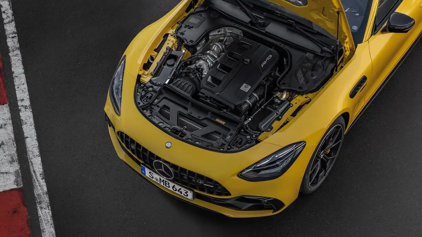 Motor del Mercedes-AMG GT 43 en color amarillo