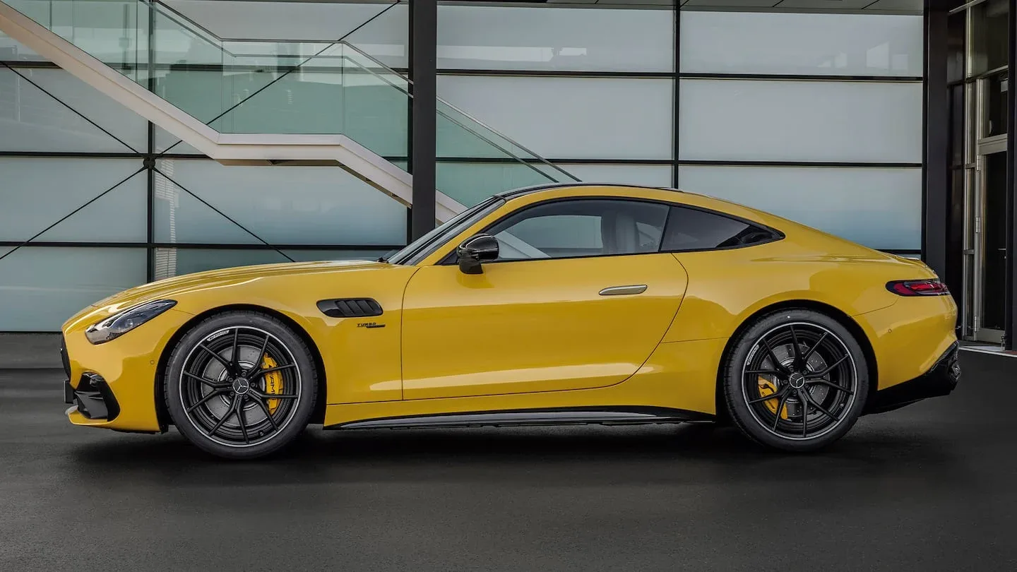 Mercedes-AMG GT 43 en color amarillo visto de lado