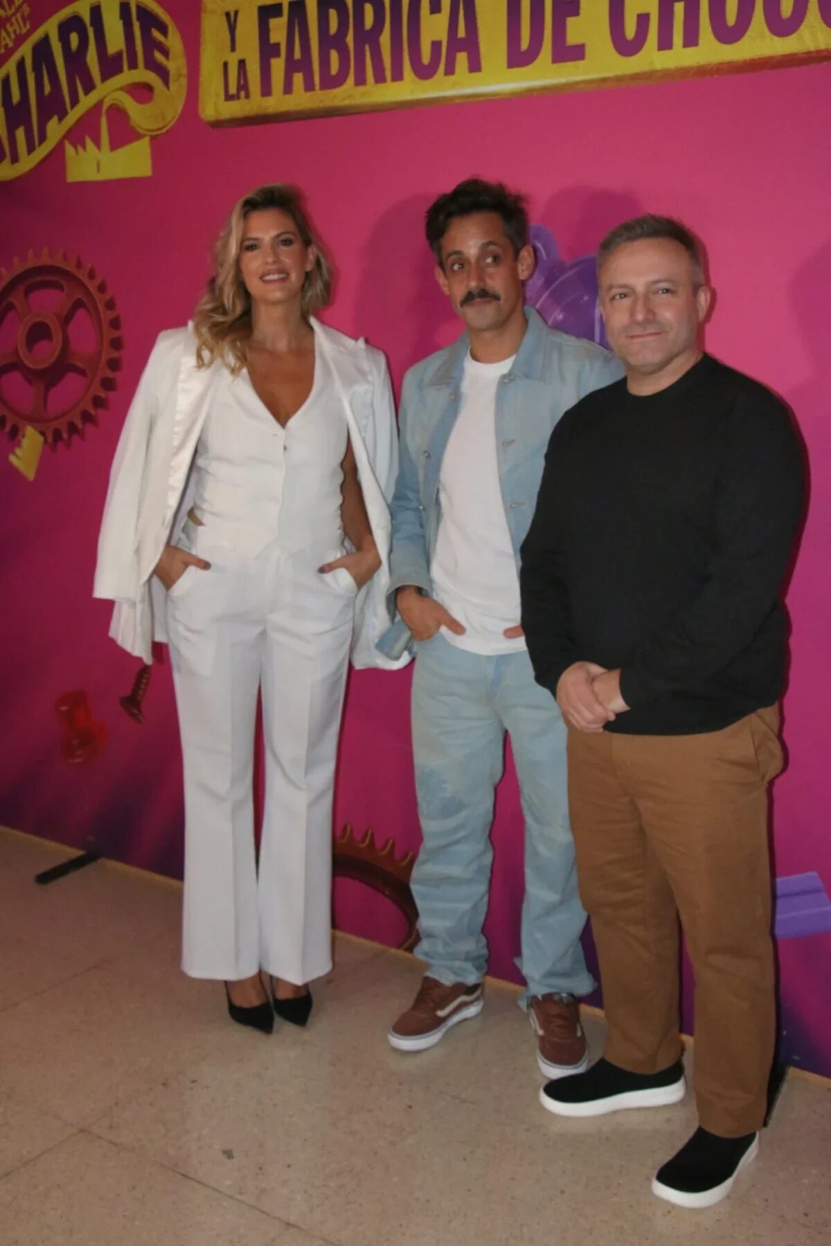 Mery del Cerro junto a dos hombres en un evento de prensa