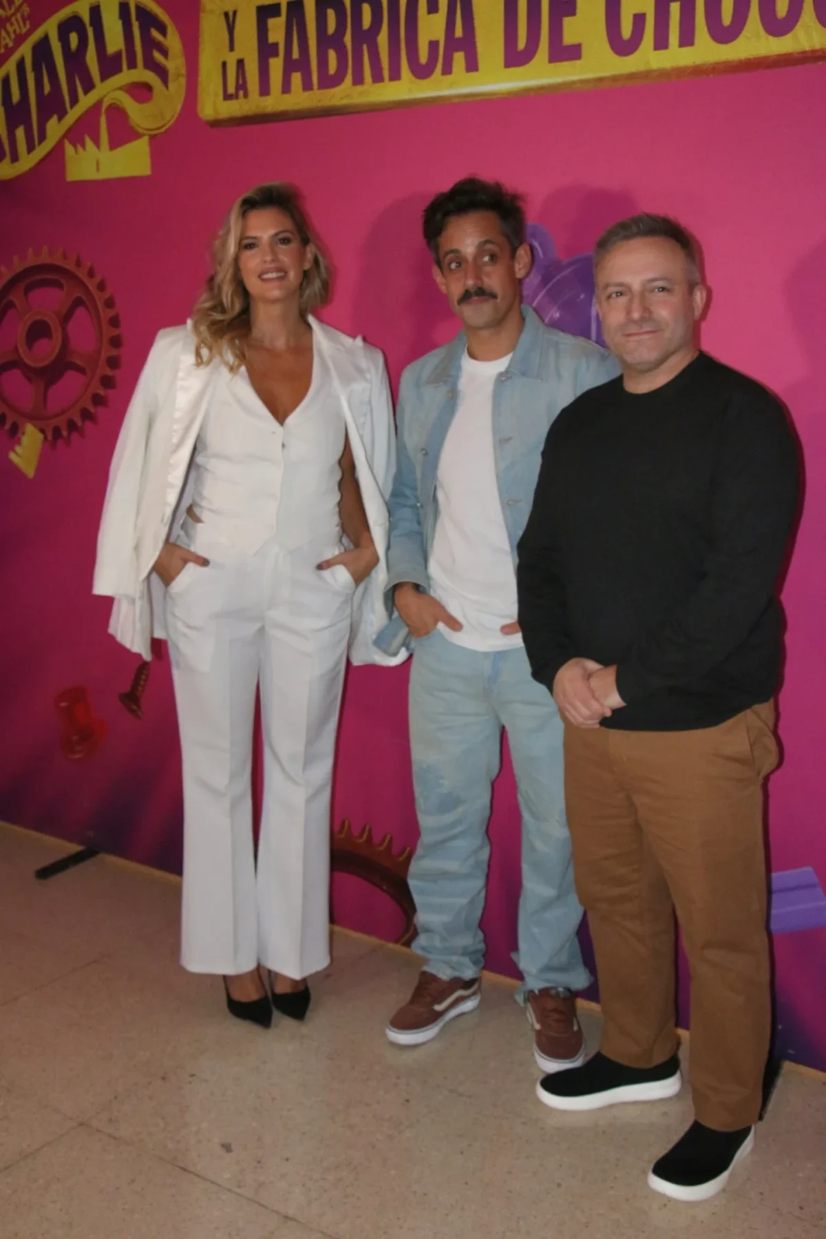 Mery del Cerro junto a dos hombres en un evento de prensa