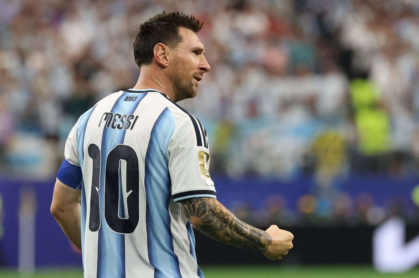 Lionel Messi celebra con el puño en alto tras la victoria de Argentina sobre Austria